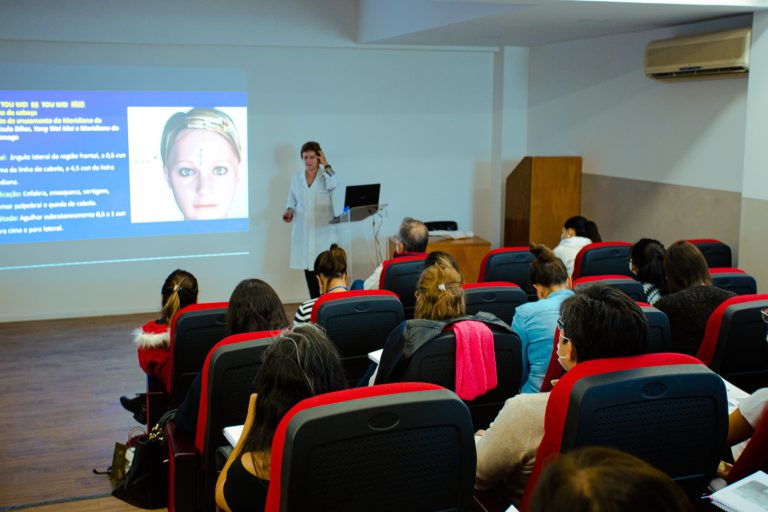 Professor apresenta conteudo em aula presencial do CEIMEC
